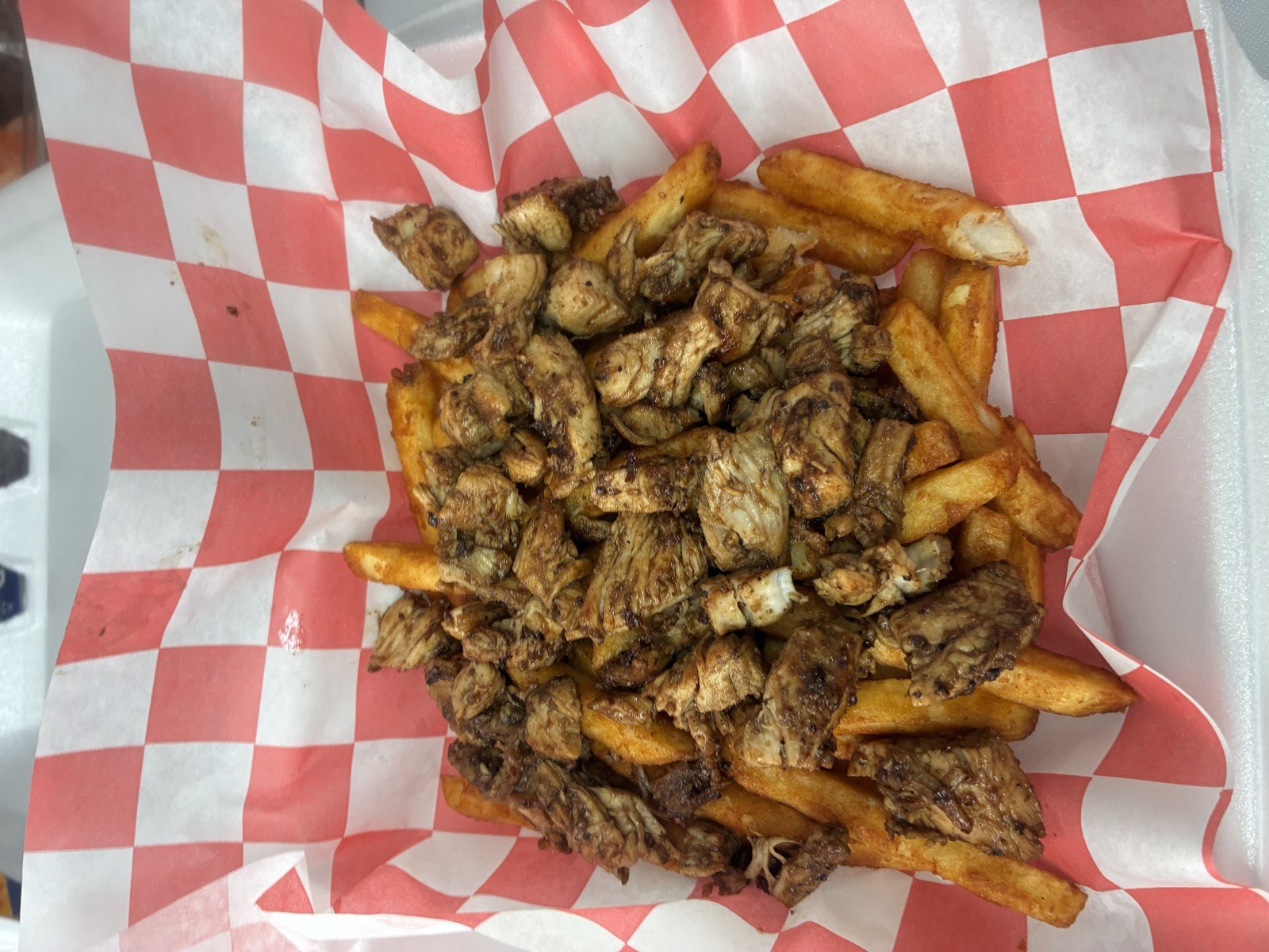 Jerk pork basket with seasoned fries